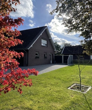 Property grounds - Holiday apartment with 2 bedrooms (Großefehn \/Strackholt)