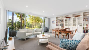 Una Smart TV, una oficina