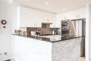 Coffee/tea maker, fridge, microwave, oven - Gorgeous 2-Bed Unit near Riverside Parks (Chiswick)