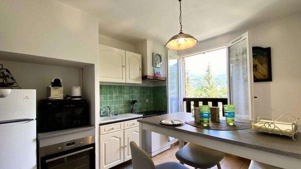 Microwave, dishwasher, cookware/dishes/utensils - 3-bedroom Apartment for 5 People, Residence With Private Outdoor Parking, Near the Golf Course and Barcelonnette (Barcelonnette)