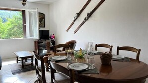 Dining - 3-bedroom Apartment for 5 People, Residence With Private Outdoor Parking, Near the Golf Course and Barcelonnette (Barcelonnette)