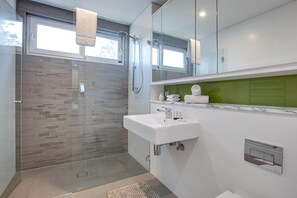 Hair dryer, towels - Spacious 2-Bed Apartment Close to City (Cremorne)