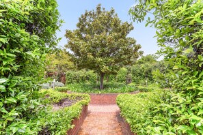 Property grounds - Pristine 2-Bed Near Marrickville Village (Marrickville)