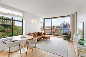 Smart TV - Boutique 2-Bed with Stunning Sydney Harbour Views (Kirribilli)