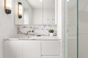 Hair dryer, towels - Boutique 2-Bed with Stunning Sydney Harbour Views (Kirribilli)