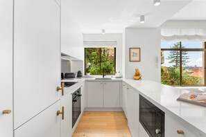 Fridge, microwave, oven, stovetop - Boutique 2-Bed with Stunning Sydney Harbour Views (Kirribilli)