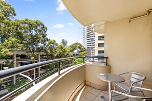 Outdoor dining - Sleek 1-Bed by Jubilee Park with Pool (Parramatta)