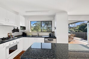 Fridge, microwave, oven, stovetop - Fab 3-Bed Stay with Great Outdoors & Water Views (Surf Beach)