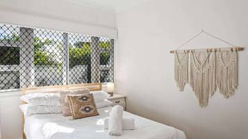 3 bedrooms, iron/ironing board, internet, bed sheets