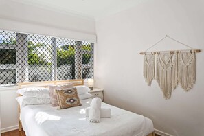 3 bedrooms, iron/ironing board, internet, bed sheets