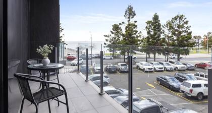 Oceanfront 2-Bed With Balcony & Study Nook