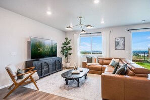 Televisión, monitor de computadora y impresora 