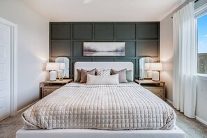 3 slaapkamers, een bureau, een strijkplank/strijkijzer, reisbedje