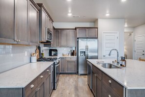 Refrigerador, microondas, horno y parrilla de estufa 