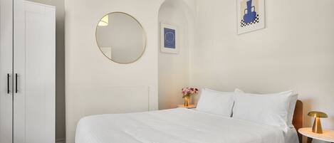 2 bedrooms, desk, iron/ironing board, internet