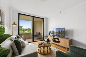 Smart TV - Bright & Spacious Surry Hills Apartment (Surry Hills)