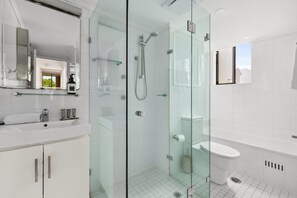 Hair dryer, towels - Bright & Spacious Surry Hills Apartment (Surry Hills)