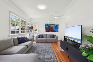 Smart TV - Spacious 3-Bed Home in Morningside with Backyard (Morningside)
