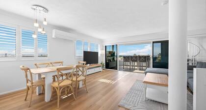 Chic 4-Bed Townhouse with Ocean Views