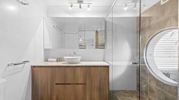 Shower, hair dryer, towels