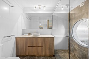 Shower, hair dryer, towels - Chic 4-Bed Townhouse with Ocean Views (Manly)