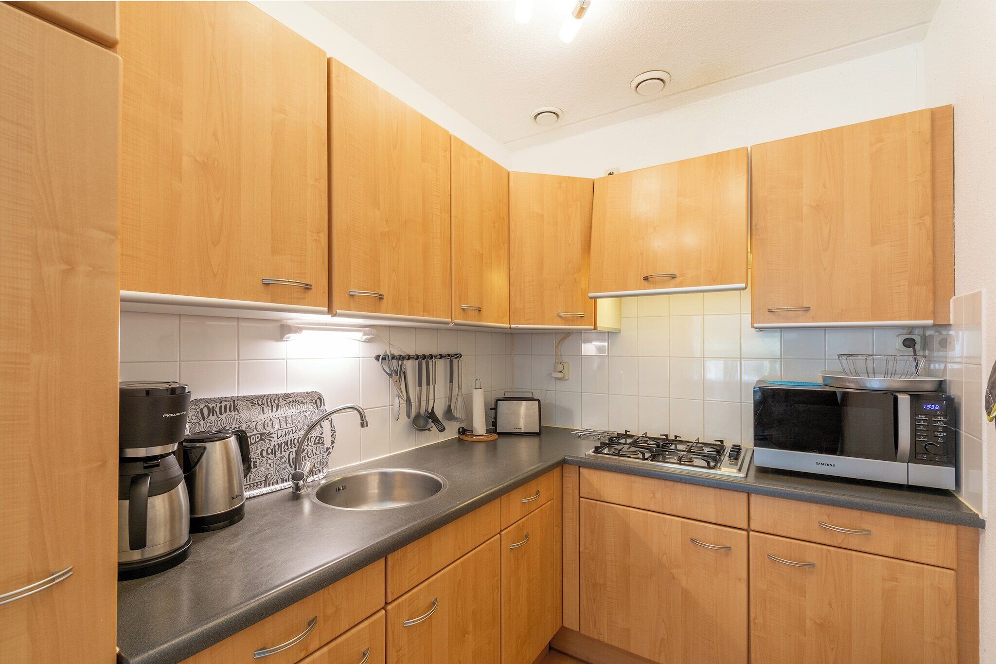 Refrigerador, microondas, parrilla de estufa y cafetera y tetera 