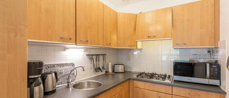 冷蔵庫、電子レンジ、コンロ、コーヒー / ティーメーカー