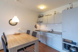 Fridge, microwave, oven, stovetop - Apartment by the beach in Callantsoog (Callantsoog)