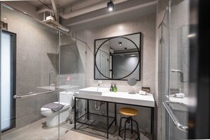 Dusche, Bidet, Handtücher