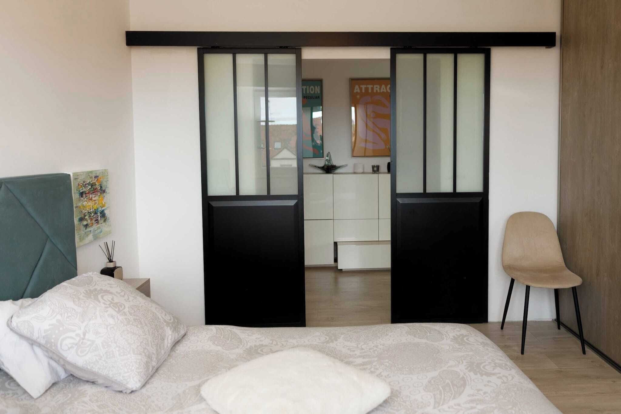3 habitaciones, escritorio, tabla de planchar con plancha y internet 