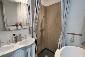 Dusche, Haartrockner, Handtücher