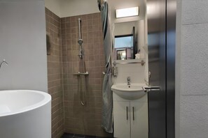 Dusche, Haartrockner, Handtücher