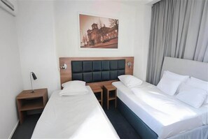 Desk, iron/ironing board, free WiFi - Dancenter Hotel Jomfru Ane Premium Twin (Aalborg)