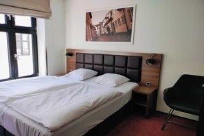 Escritorio, tabla de planchar con plancha, wifi gratis