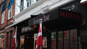 Een hotelscherm met daarop 'HOTEL JOMFRIANE'.