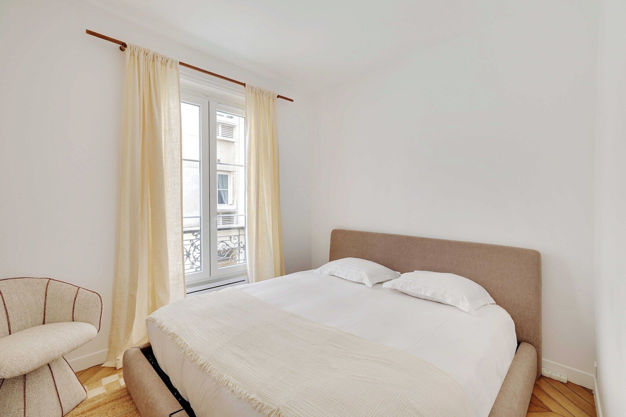4 bedrooms, desk, iron/ironing board, Internet