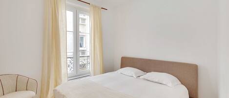 4 bedrooms, desk, iron/ironing board, Internet