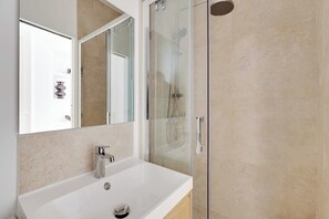 Hair dryer, towels - Modern flat - 6P- Voltaire (Paris)
