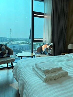 標準套房 | 客房內保險箱、書桌、筆電工作空間、遮光布/窗簾