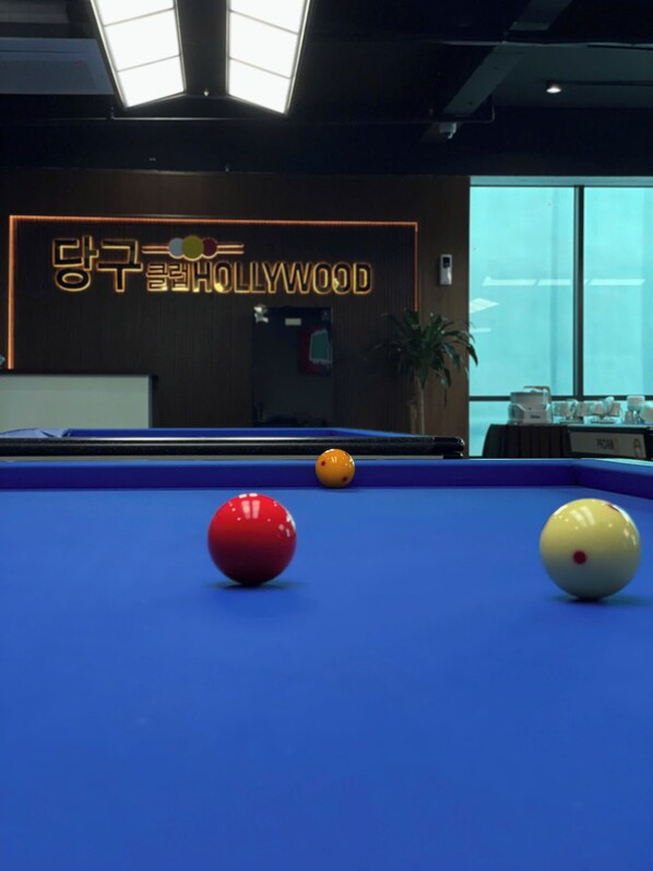 A pool table with three balls in a room with a neon sign reading "Hollywood". - Uberzen Residence Hotel (Hai Phong)