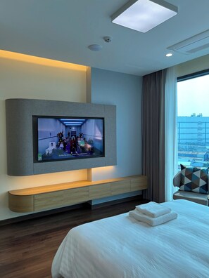 خزنة داخل الغرفة ومكتب ومساحة عمل للكمبيوتر المحمول وستائر تعتيم