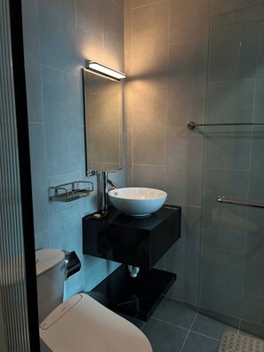 標準套房 | 客房內保險箱、書桌、筆電工作空間、遮光布/窗簾