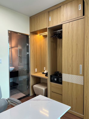 Svit Standard | Värdeförvaringsskåp på rummet, skrivbord och arbetsyta för laptop