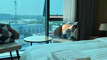 Standaard suite | Een kluis op de kamer, een bureau, een laptopwerkplek