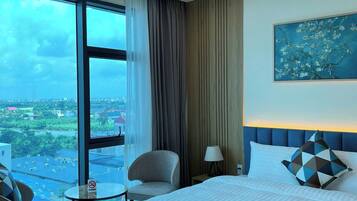 Standaard suite | Een kluis op de kamer, een bureau, een laptopwerkplek