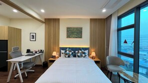 خزنة داخل الغرفة ومكتب ومساحة عمل للكمبيوتر المحمول وستائر تعتيم