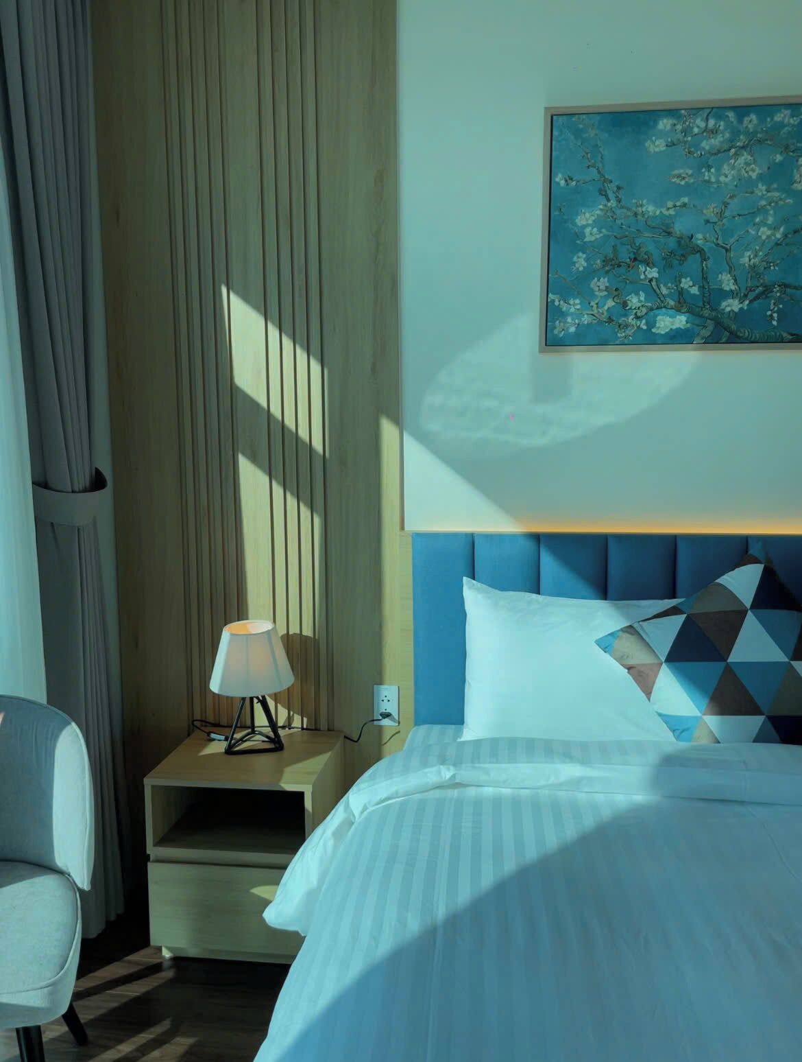 标准单人房 | 客房内保险箱、办公桌、笔记本电脑工作区、遮光窗帘