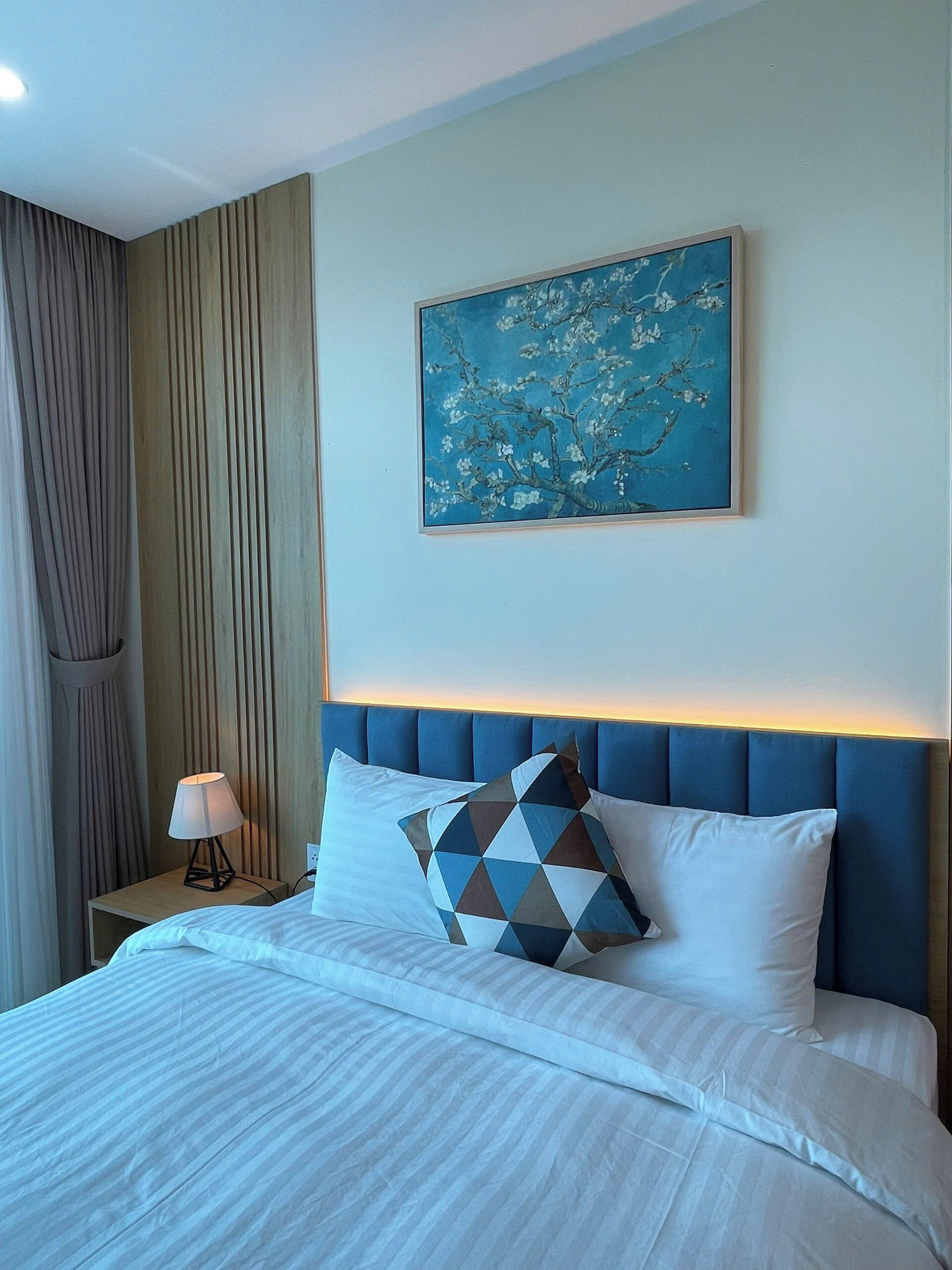 标准双人房 | 客房内保险箱、办公桌、笔记本电脑工作区、遮光窗帘