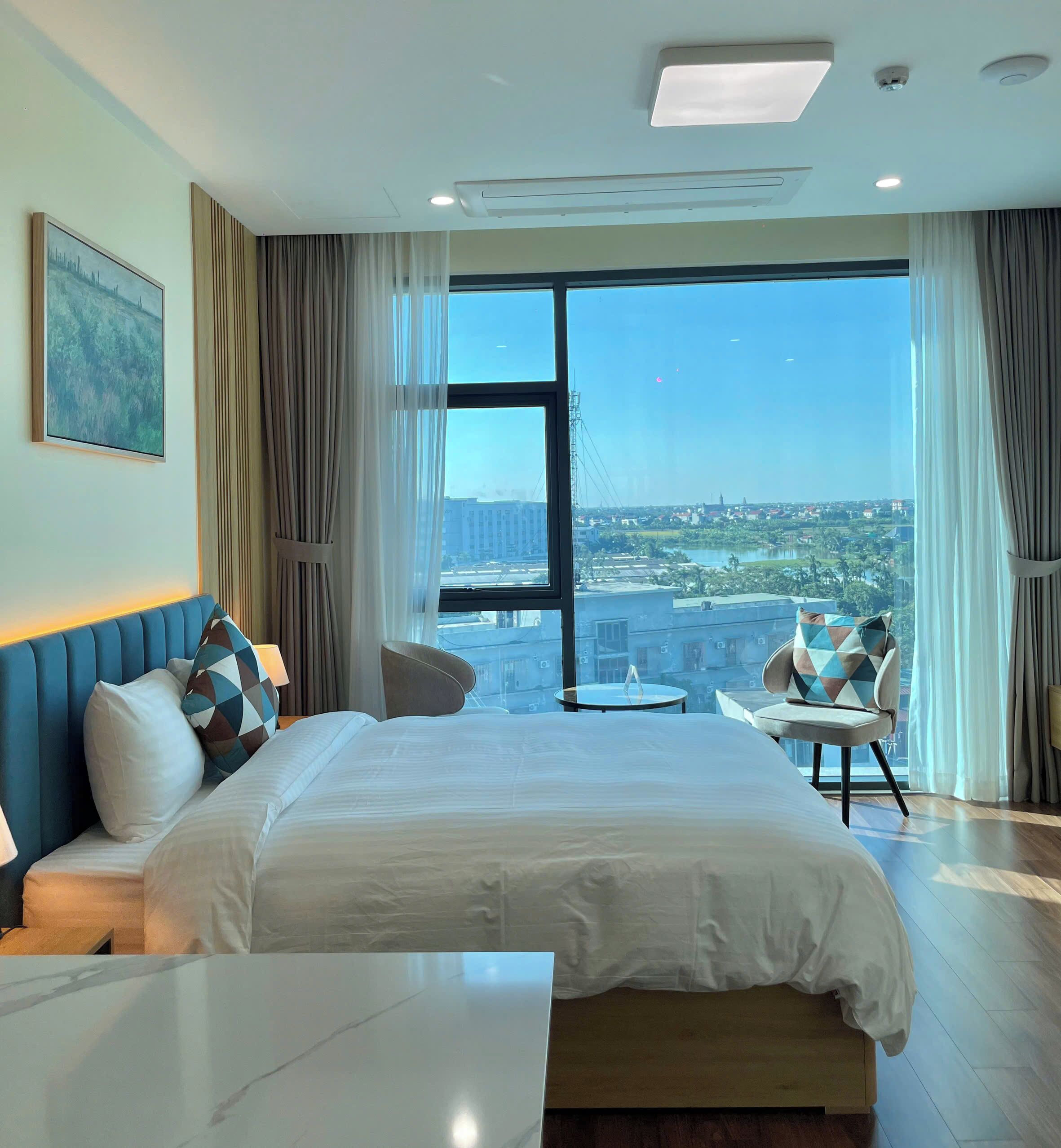 Standard Single Room | In-room safe, desk, laptop workspace, blackout drapes