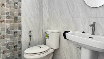 Douche, bidet, serviettes fournies